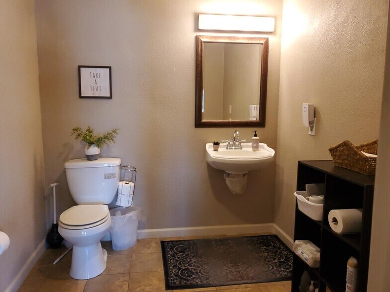 More Photos Of 1272 4th St, Los Banos Office For Lease