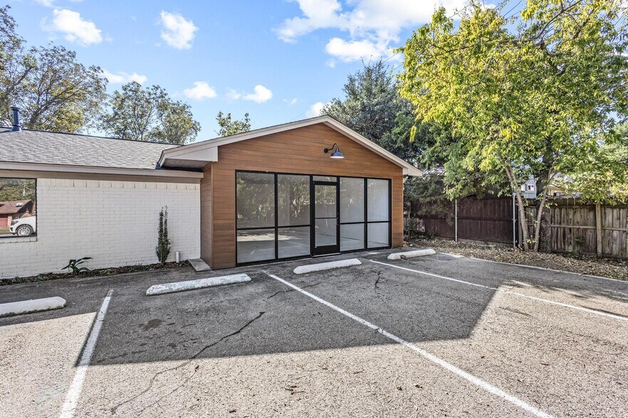 More Photos Of 717 E Liberty St, Pilot Point Storefront Retail Office For Lease