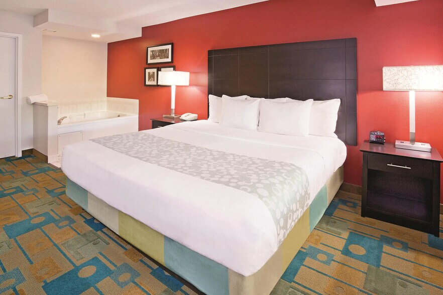 More Photos Of 5423 N Port Washington Rd, Glendale Hotel For Sale