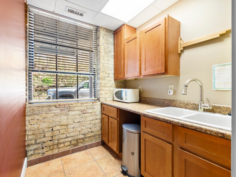 More Photos Of 8 Magnolia Ave, Asheville Office For Lease