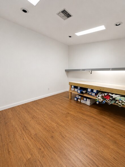 More Photos Of 1110 E Bay Dr, Largo Storefront Retail Office For Lease