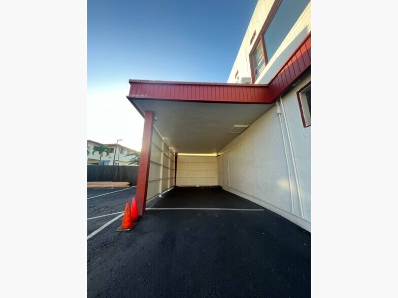 More Photos Of 2130 N King St, Honolulu Freestanding For Lease