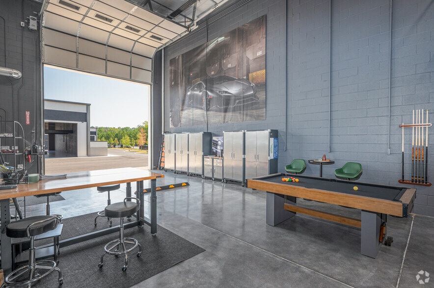 More Photos Of 4365 South Lee St, Buford Showroom For Sale