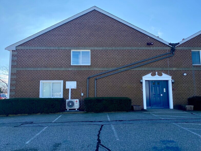 More Photos Of 1676 E Main Rd, Portsmouth Office For Lease