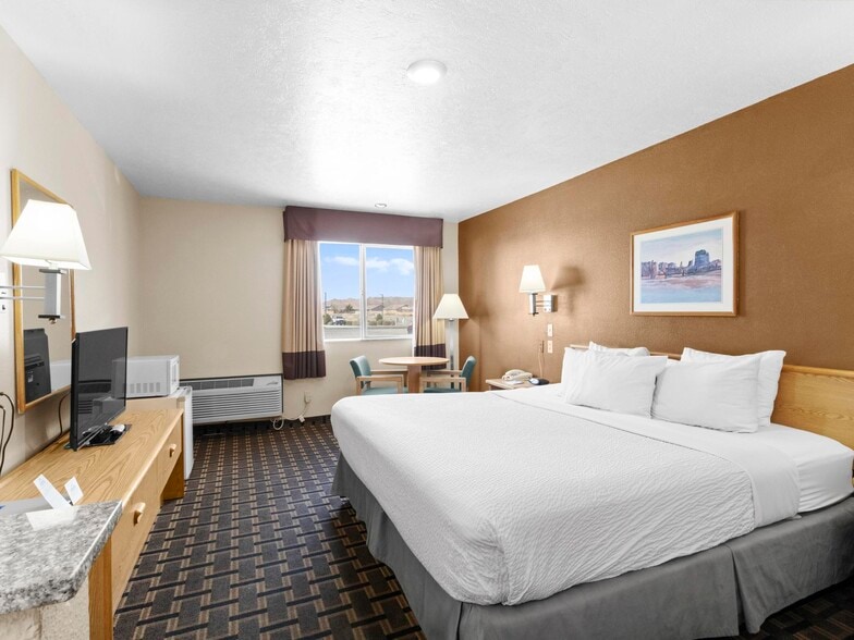 More Photos Of 40 N 2600 W, Hurricane Hotel For Sale