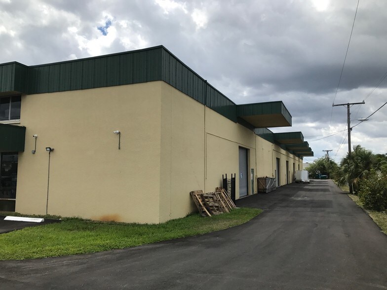 More Photos Of 1683-1711 Latham Rd, West Palm Beach Light Distribution For Lease