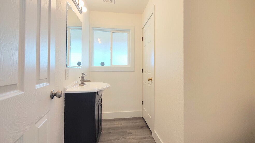 More Photos Of 12208-12222 SE Market St, Portland Office For Lease