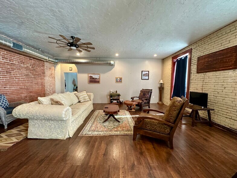 More Photos Of 101 N Waggoner St, Electra Flex For Sale