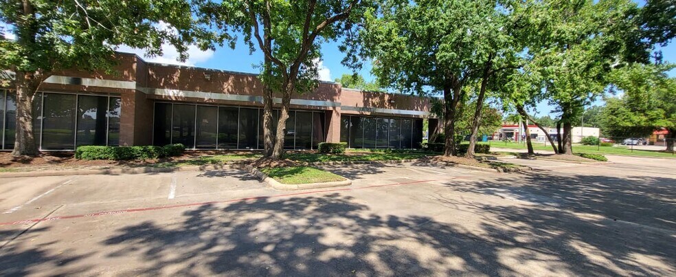 More Photos Of 211-285 W Airtex Blvd, Houston Light Distribution For Sale