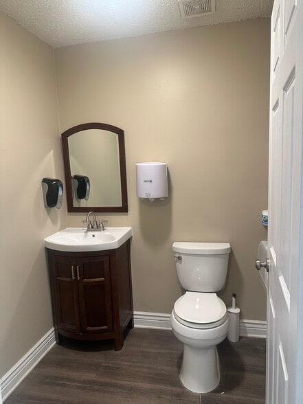 More Photos Of 9555 Sunbeam Center Dr, Jacksonville Warehouse For Sale