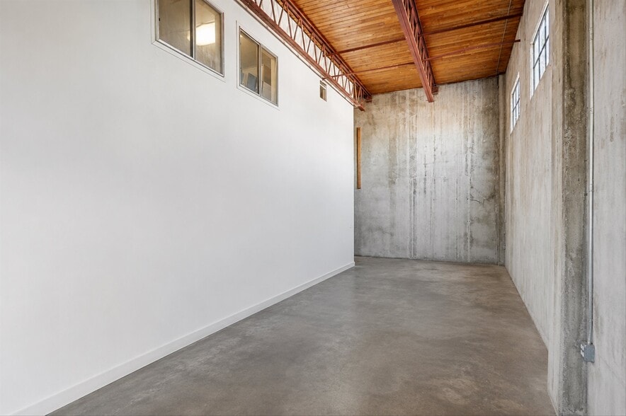 More Photos Of 1375 13th St SE, Salem Office For Sale