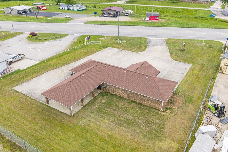 More Photos Of 706 W Broadway St, Spiro Medical For Sale