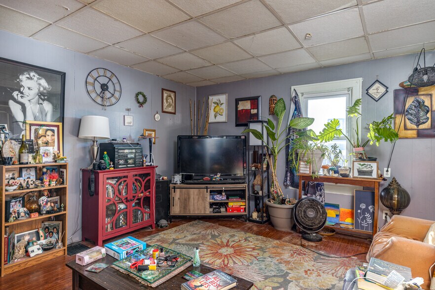 More Photos Of 501 S Douglas St, Appleton General Retail For Sale