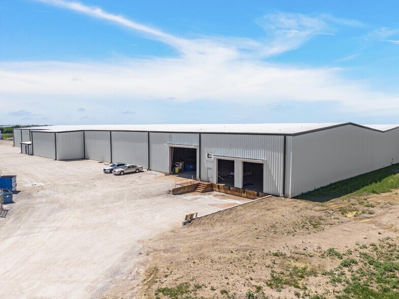 More Photos Of 1450 N US-77, Hillsboro Manufacturing For Lease