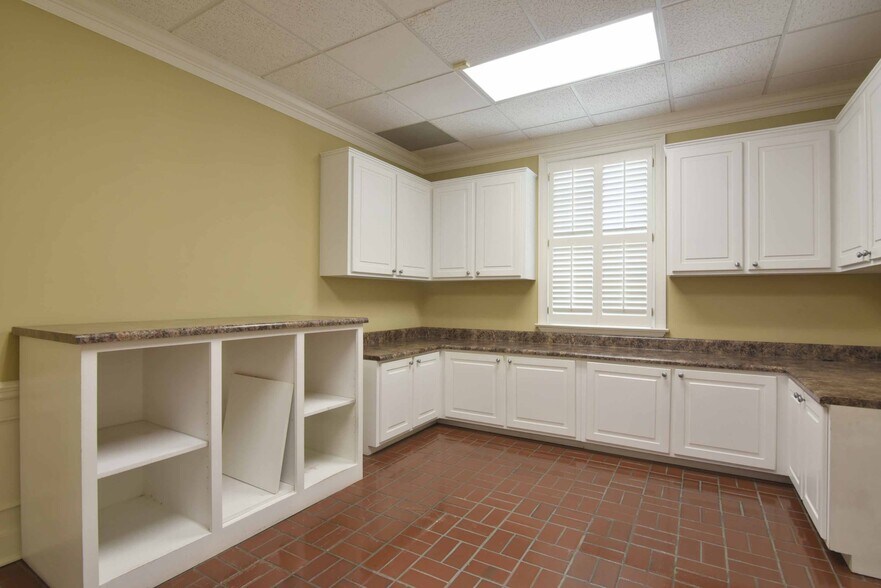 More Photos Of 204 N Westover Blvd, Albany Office For Sale