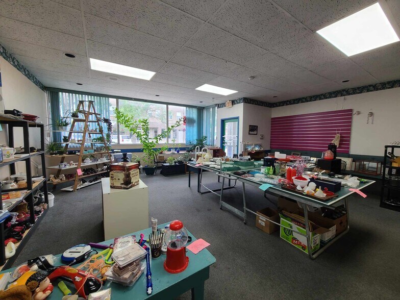 More Photos Of 5014 50 Av, Ponoka Storefront Retail Office For Sale