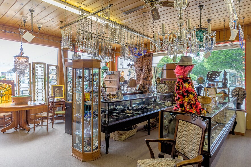 More Photos Of 802 Washington St, Port Townsend General Retail For Sale