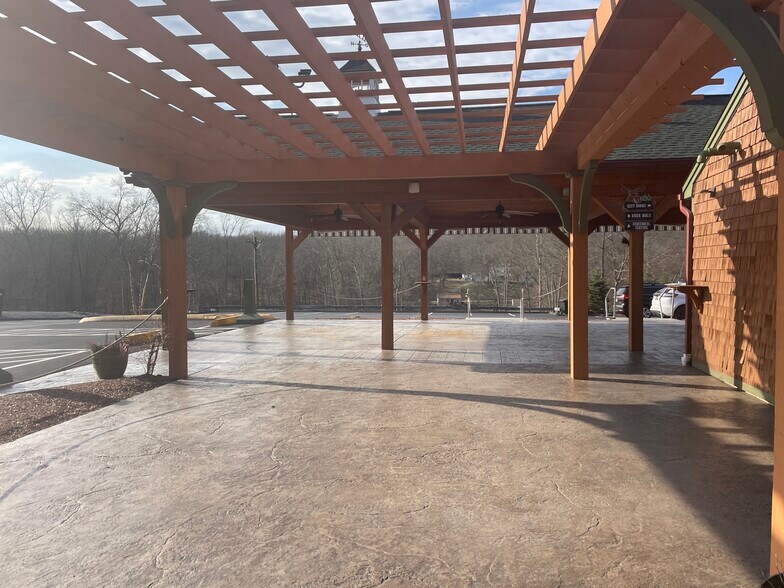 More Photos Of 94 E Route 66, Columbia Restaurant For Sale