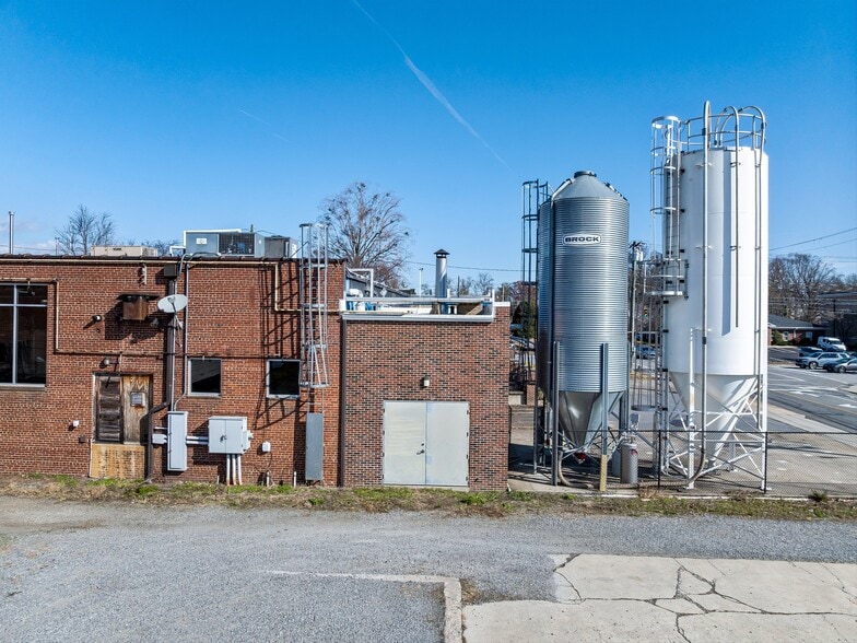 More Photos Of 212 S Green St, Morganton Bar For Sale