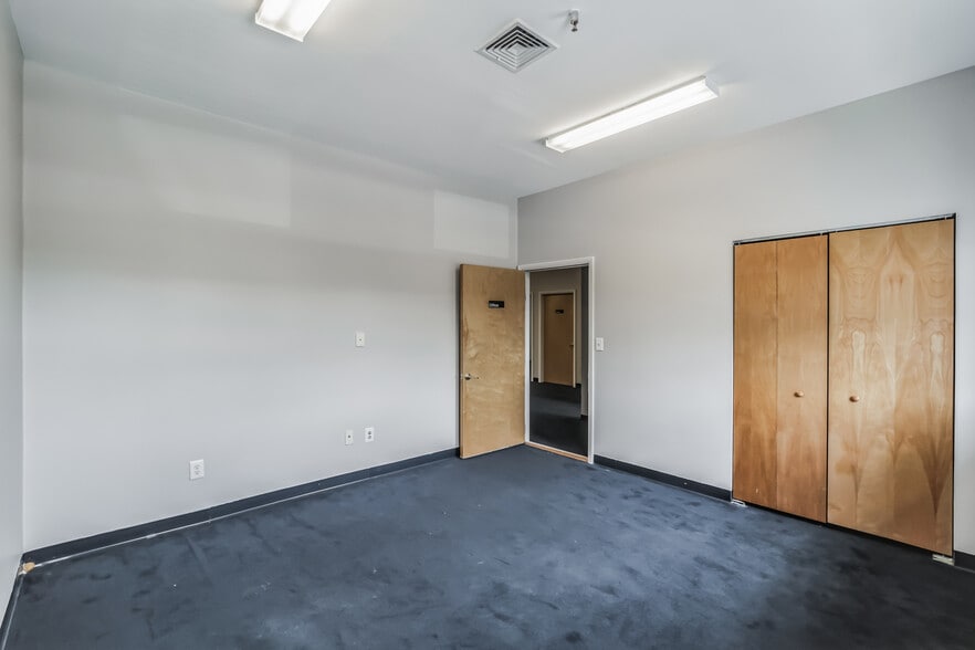 More Photos Of 600 Deer Rd, Cherry Hill Light Distribution For Sale