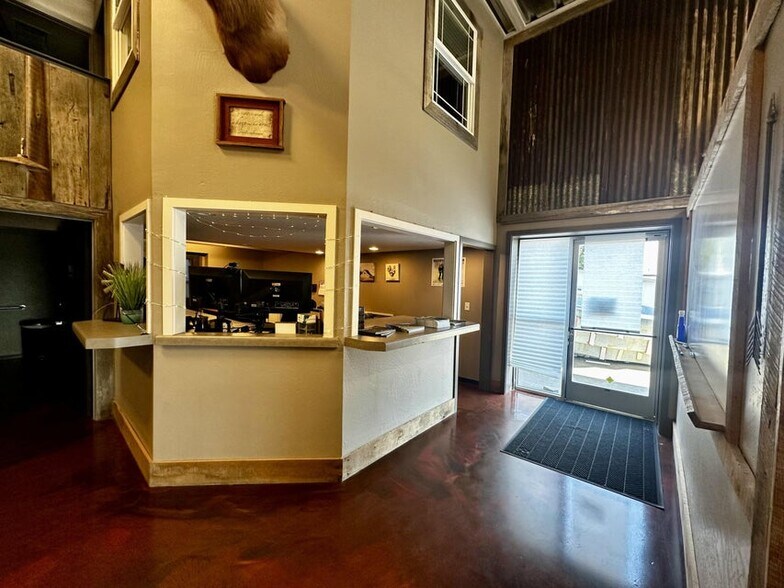 More Photos Of 3811 Crater Lake Hwy, Medford Warehouse For Sale