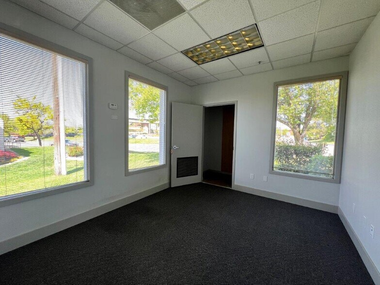 More Photos Of 415 Knollcrest Dr, Redding Office For Sale