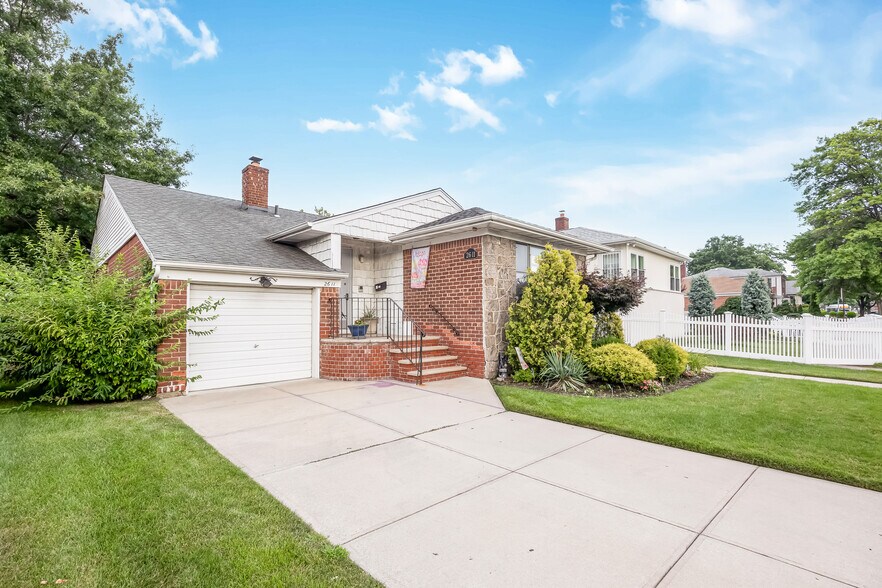 More Photos Of 2611 Corporal Kennedy St, Bayside Office For Sale