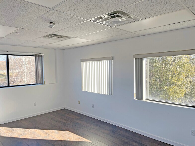More Photos Of 4 Tinkham Ave, Derry Office For Lease