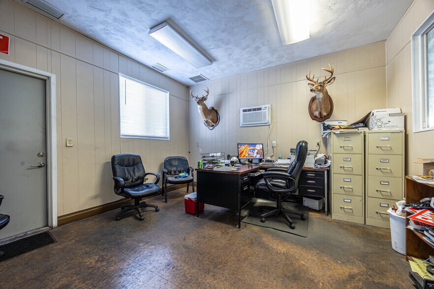 More Photos Of 3710-3719 E Us-90, Lake City Manufacturing For Lease
