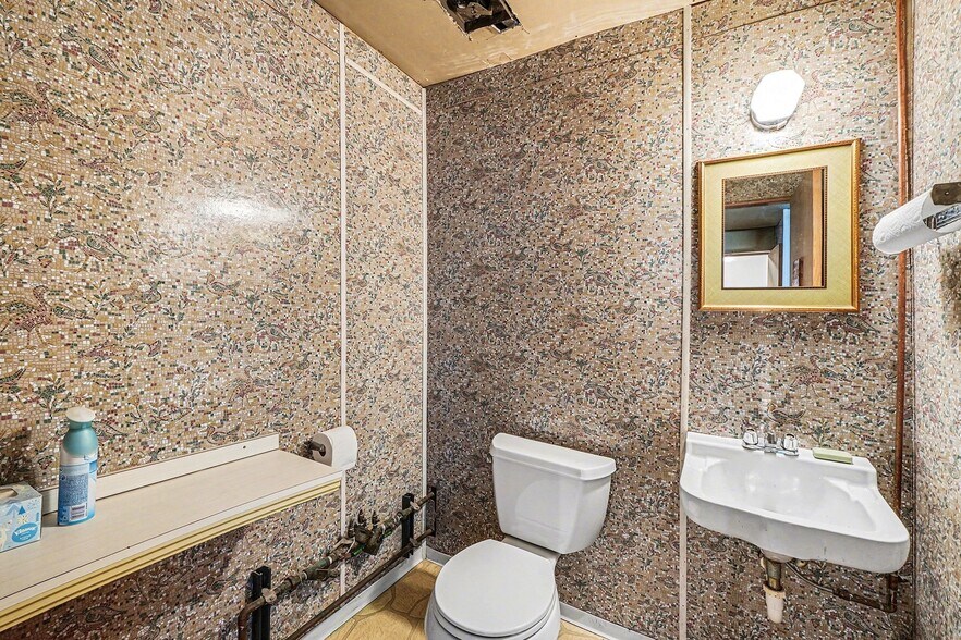 More Photos Of 827 Bowen St, Longmont Industrial For Sale