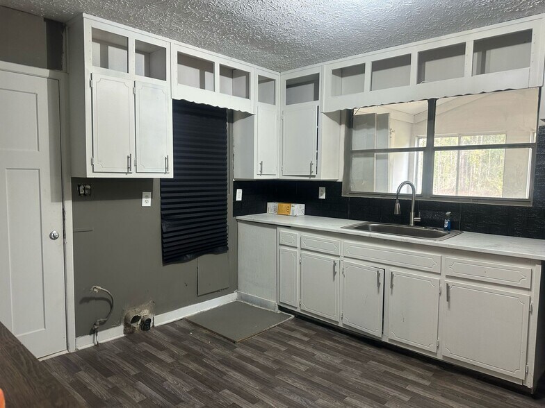 More Photos Of 115 Commerce Dr, Stockbridge Industrial For Lease