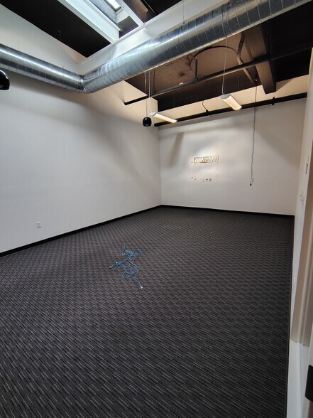 More Photos Of 18-22 Masse Pl, Batavia Warehouse For Lease