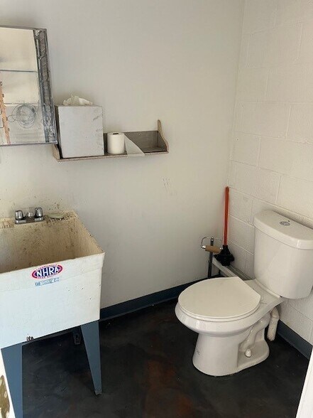 More Photos Of 4601 Governor Printz Blvd, Wilmington Warehouse For Lease