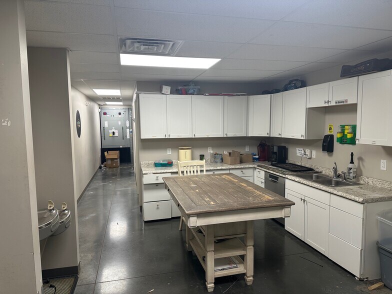 More Photos Of 3129 E Laketon Ave, Muskegon Distribution For Lease