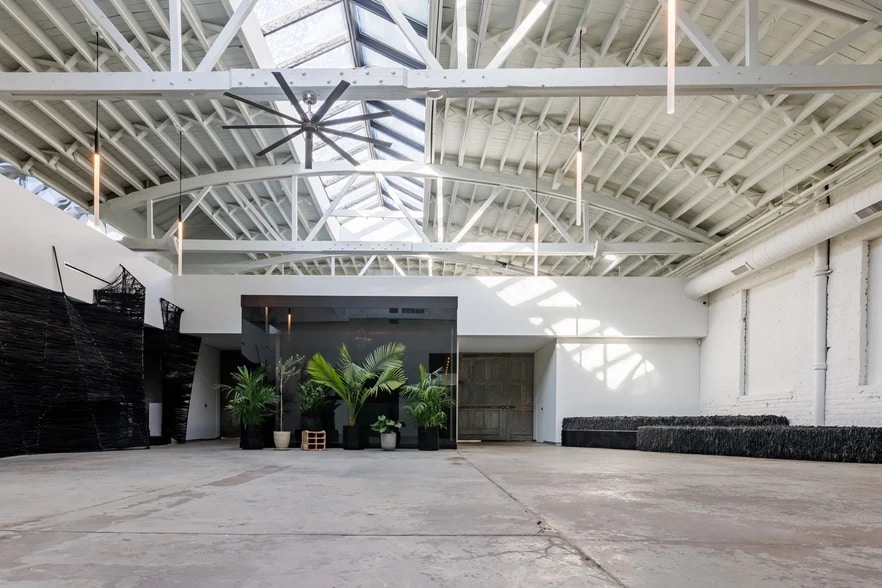 More Photos Of 3146 W Chicago Ave, Chicago Showroom For Sale