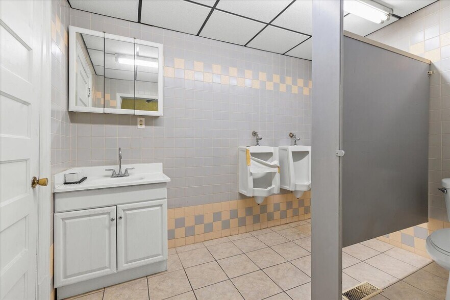 More Photos Of 1017 3rd Ave, New Brighton Office For Sale