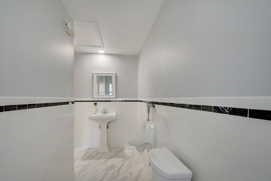 More Photos Of 830 N Federal Hwy, Lake Worth Office For Lease