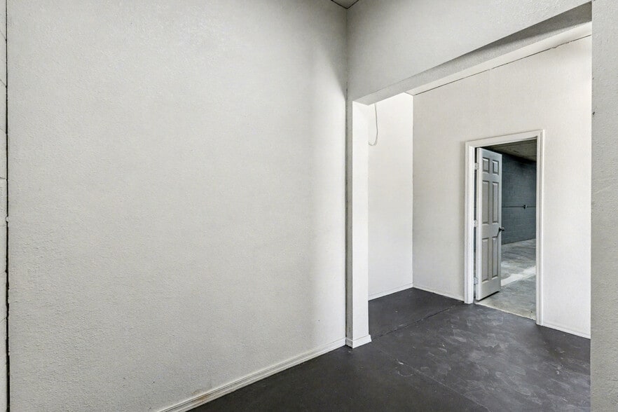 More Photos Of 1417-1421 E Washington St, Phoenix Warehouse For Lease