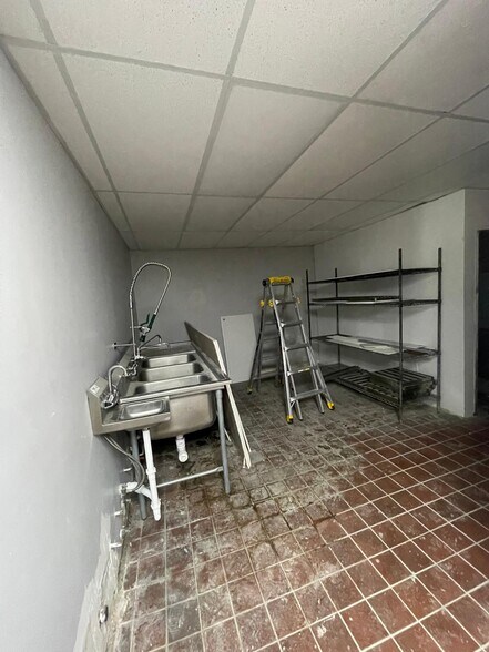 More Photos Of 4450 Rocky River Dr, Cleveland Fast Food For Lease