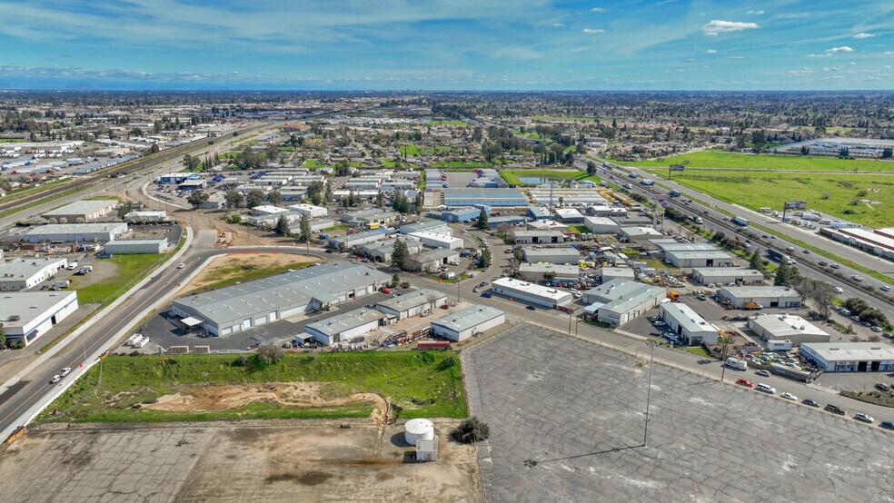 More Photos Of 5753-5755 W Barstow Ave, Fresno Warehouse For Lease
