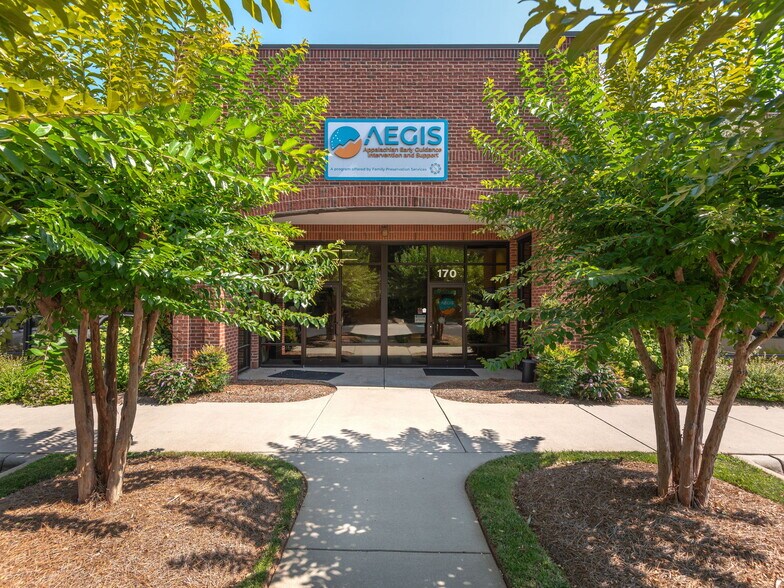 More Photos Of 1100 Ridgefield Blvd, Asheville Office For Lease
