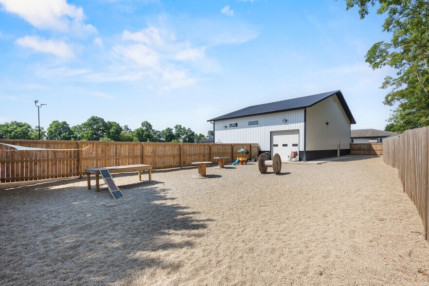 More Photos Of 390 Progress Dr, Cottage Grove Veterinarian Kennel For Sale