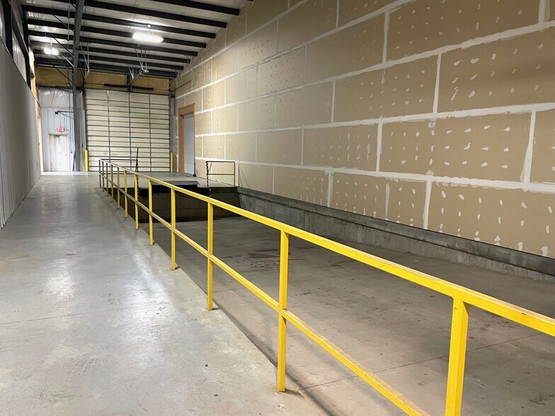 More Photos Of 2608 E 32nd Street Pl, Kearney Warehouse For Lease