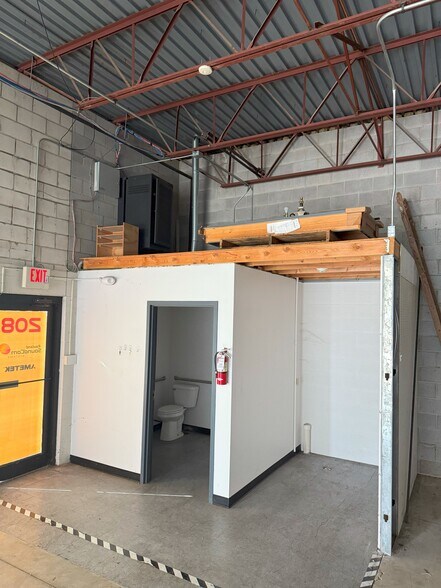 More Photos Of 200-222 Depot St, Berea Warehouse For Lease