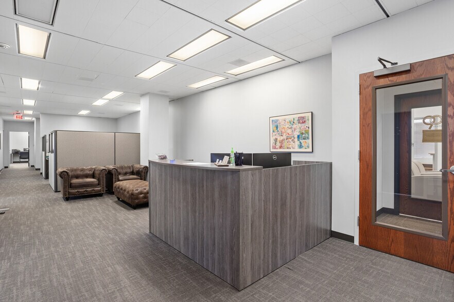 More Photos Of 500 W 7th St, Fort Worth Office For Sale