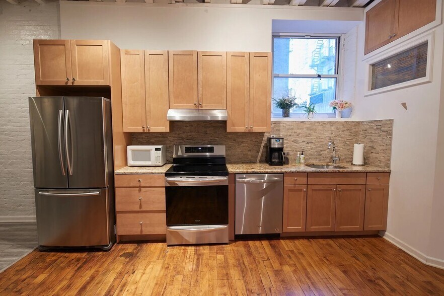 More Photos Of 447 W 36th St, New York Loft Creative Space For Sale