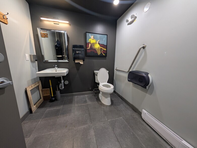 More Photos Of 205 16th St, West Vancouver General Retail For Lease