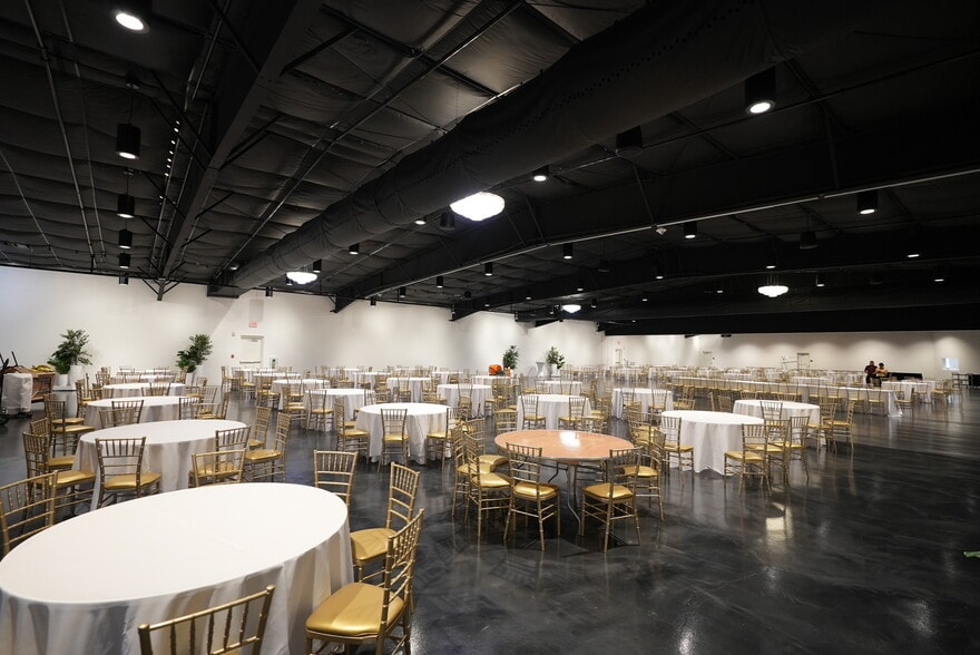 More Photos Of 2631 Highway 41A Byp, Clarksville Department Store For Lease