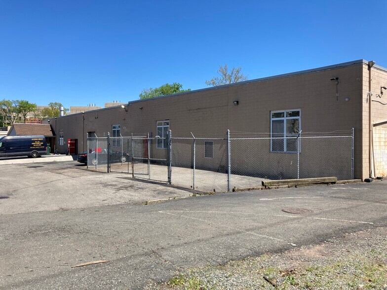 More Photos Of 221 S 31st St, Kenilworth Warehouse For Lease