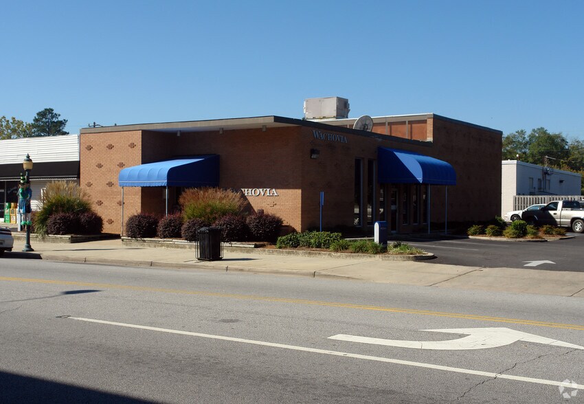 More Photos Of 507 N Main St, Marion Bank For Sale